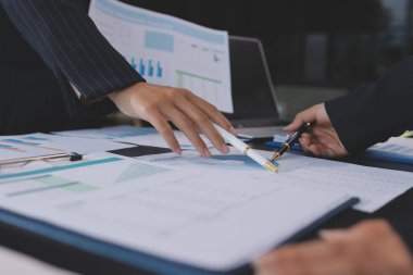 Toplantı odasında birlikte çalışan iş adamları.