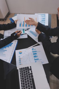 Toplantı odasında birlikte çalışan iş adamları.