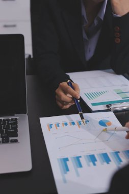 Toplantı odasında birlikte çalışan iş adamları.