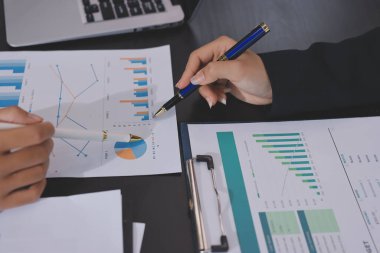 Toplantı odasında birlikte çalışan iş adamları.