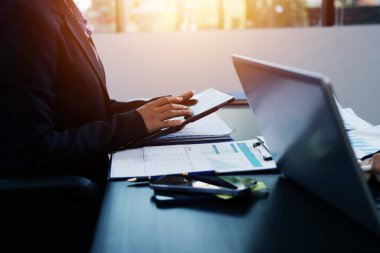 Toplantı odasında birlikte çalışan iş adamları.