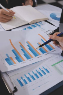 Toplantı odasında birlikte çalışan iş adamları.