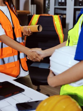 Endüstriyel mühendislerden oluşan bir ekip, fabrikadaki masada bulunan makine planlarını analiz ediyor. Fabrikada ya da üretim tesisinde çalışıyorum..