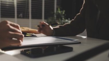 Geceleri deftere yazan adam.