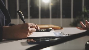 Kapat - ofisteki deftere yazan adama yakın çekim