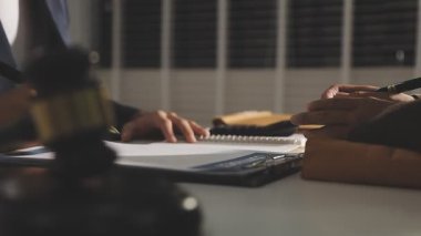 Adam gece not defterine notlar yazıyor.