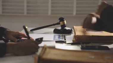 Evde çalışan adam.