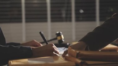 Takım elbiseli bir adam elinde kağıt bir zarf tutuyor.