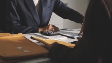 Ofisteki panoya yazan işadamlarının kapatılması