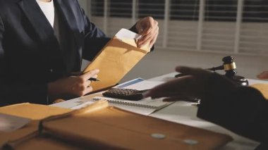 Belgelerle belge imzalayan işadamı