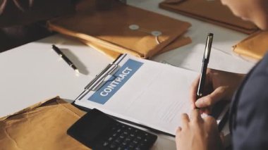 Ofiste birlikte çalışan iş adamları.