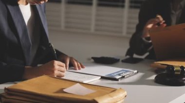 İş adamları mali planı tartışıyor