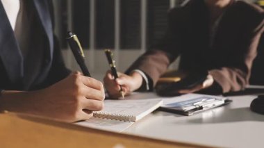 İşadamı ofiste not defterine notlar yazıyor, odada buluşuyor, ofiste çalışıyor.