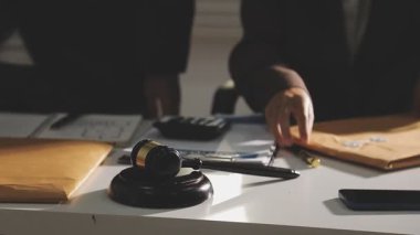 Kağıda yazı yazan adamın görüntüsünü kapat