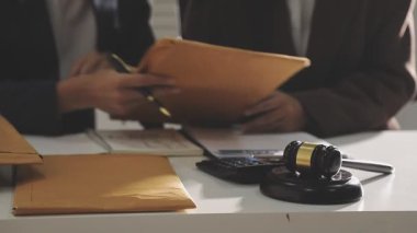 İşadamı dizüstü bilgisayar ve belgelerle çalışıyor, iş konsepti