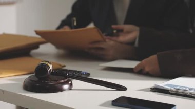 Ofisteki belgeye el yazısının kapatılması