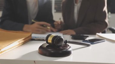 Avukat, avukat ve hakim büroda bir dizüstü bilgisayar, avukat ve hukuk hukuku, adalet, hukuki danışmanlık, hukuk hizmetleri ile birlikte çalışıyor.