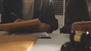 İşadamı ofiste kalemle kontrat imzalıyor.