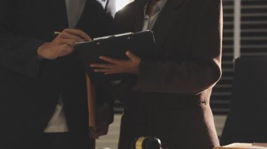 İş kadını ve işadamı ofiste, takım çalışması konsepti