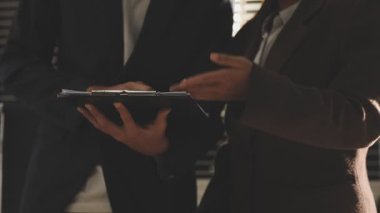 İş ekibi ofiste çalışmayı, konsepti tartışıyor