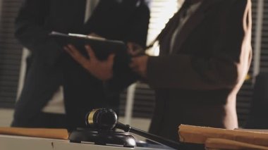 Ofiste cep telefonu kullanan işadamı, iş konsepti