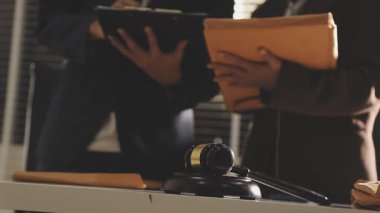 Ofisinde tablet bilgisayarı olan işadamı ve iş kadını