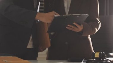 İş adamıyla ofiste iş görüşmesi