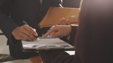 bir sözleşme imzalamadan işadamı