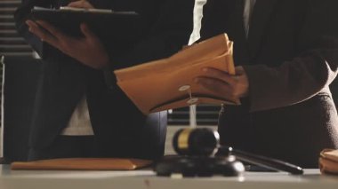 iş adamları iş başında el sallayarak