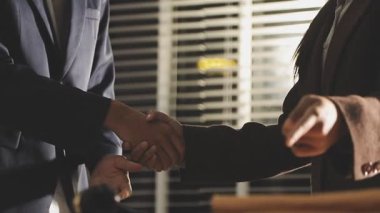 Ofisteki bir anlaşmadan sonra ortakların el sıkışması