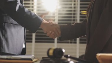 İş adamları ve işadamları el sıkışıyor.