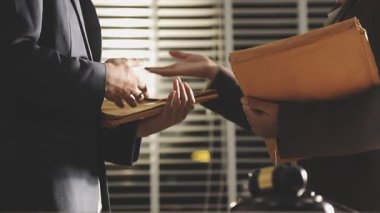 Ofisteki iş adamları.