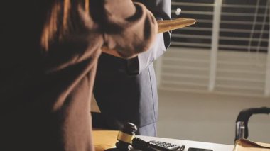 Dizüstü bilgisayarı olan iş adamı