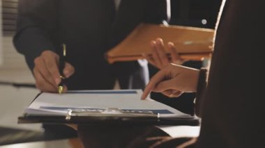 ofiste tartışırken iş adamları