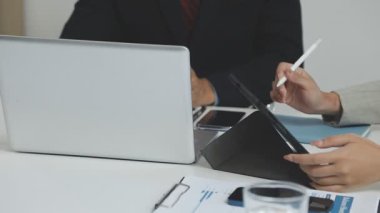 Finansal tabloları tartışan iş ekibini kapatın.