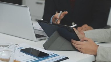 İş ekibi birlikte çalışıyor.