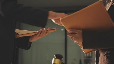 İş adamları toplantı odasında el sıkışıyor..