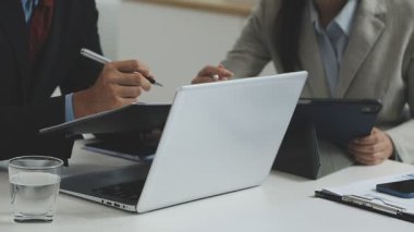 Toplantıdaki iş adamları.