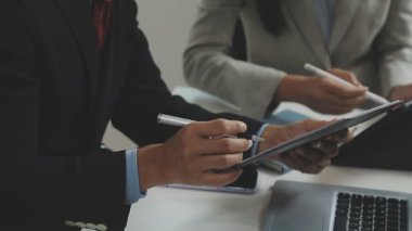 Modern ofiste çalışan iş adamları