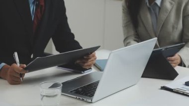 İş ekibi ofiste toplanıyor.