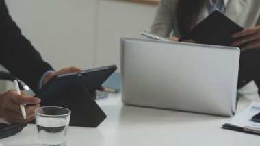 Tablet üzerinde birlikte çalışan iş adamlarının kapatılması