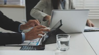 İş adamları birlikte çalışıyor.