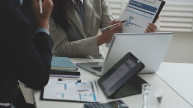 Ofiste çalışan bir grup insan