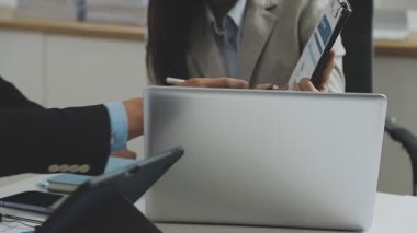 İş kadınları ofiste çalışıyor..