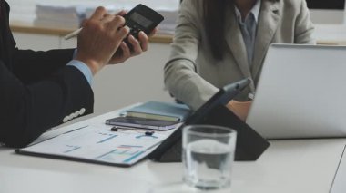 Modern ofisinde çalışan iş takım