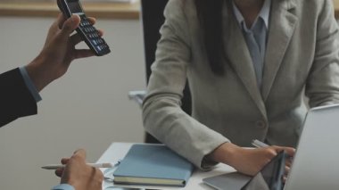 Modern ofiste bilgisayar ve tabletle genç bir iş kadını.