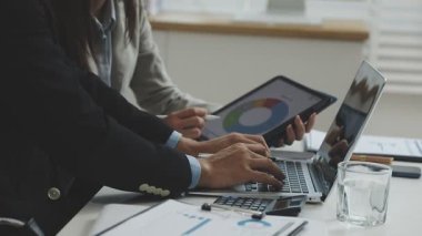 Ofiste dizüstü bilgisayar kullanan bir iş adamı