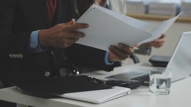 Dizüstü bilgisayar Office ile çalışan iş adamı