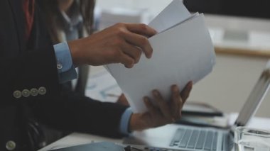 İşadamı ofiste dizüstü bilgisayarla çalışıyor.