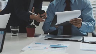 İş adamları iş yerindeki mali grafikleri ve grafikleri tartışıyor. Takım çalışması toplantı konsepti.